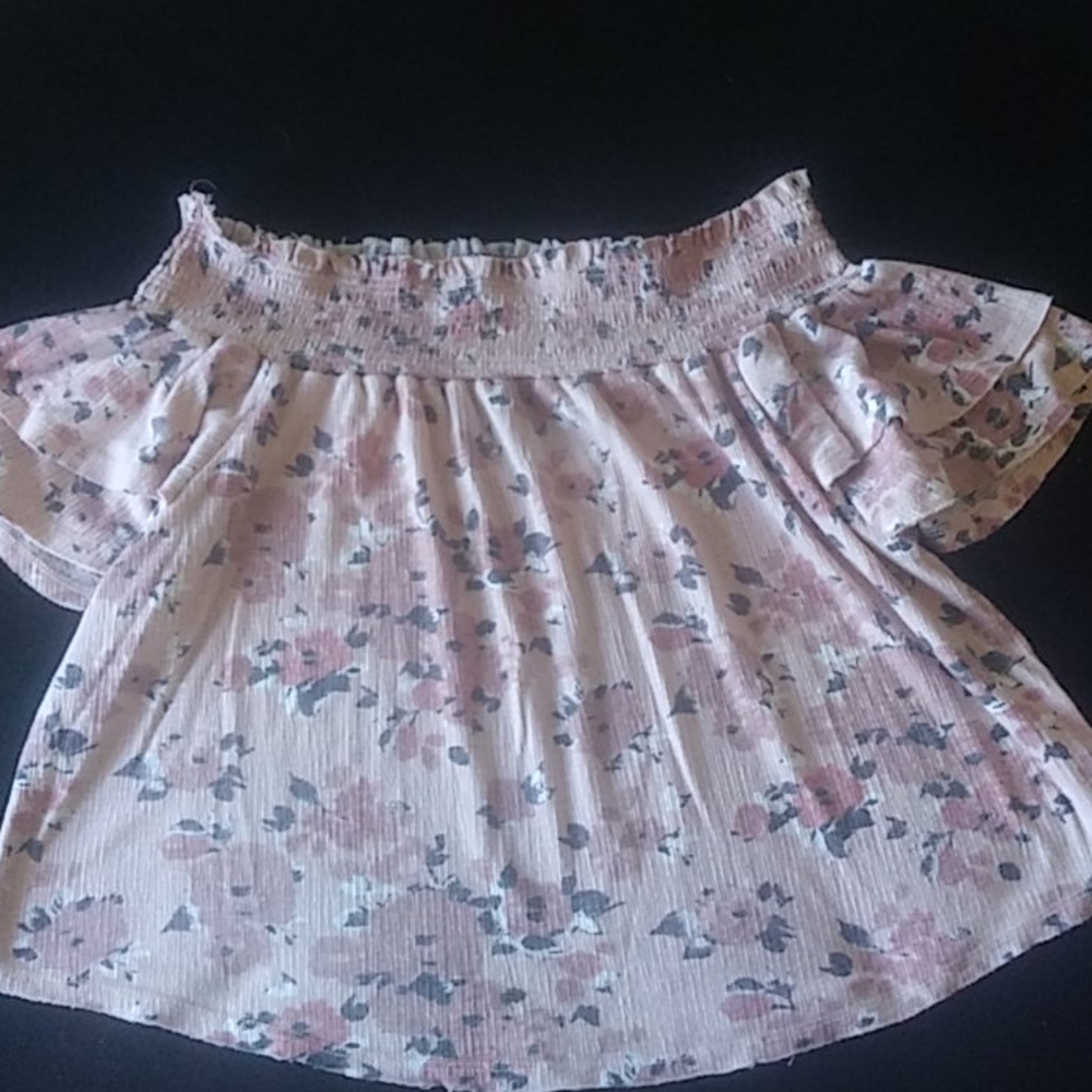 Almost Famous off the shoulder shirt💗